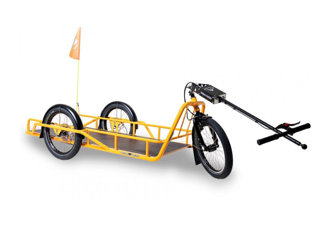Ein dreirädriger Fahrrad-Lastenanhänger auf weißem Hintergrund